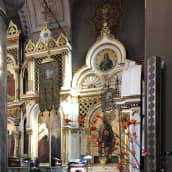Uspenskin katedraali sisältä koristettuna virpomisvitsoilla.