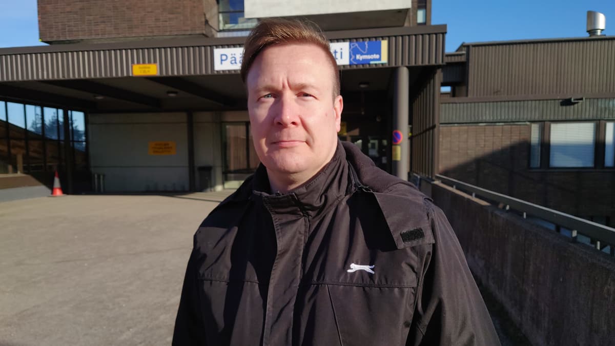 sairaanhoitaja Tero Flink Kymenlaakson keskussairaalan pääsisäänkäynnin pihalla Kotkassa.