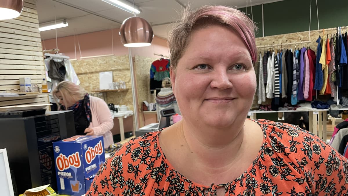 Yrittäjä Katja Laukkanen perusti Rovaniemelle uuden kirpputorin Kansaskirppiksen maanantaina 26.9. Asiakkaita on piisannut ja Laukkanen uskoo että asiakkaita piisaa jatkossakin, se vetää kasvot hymyyn.