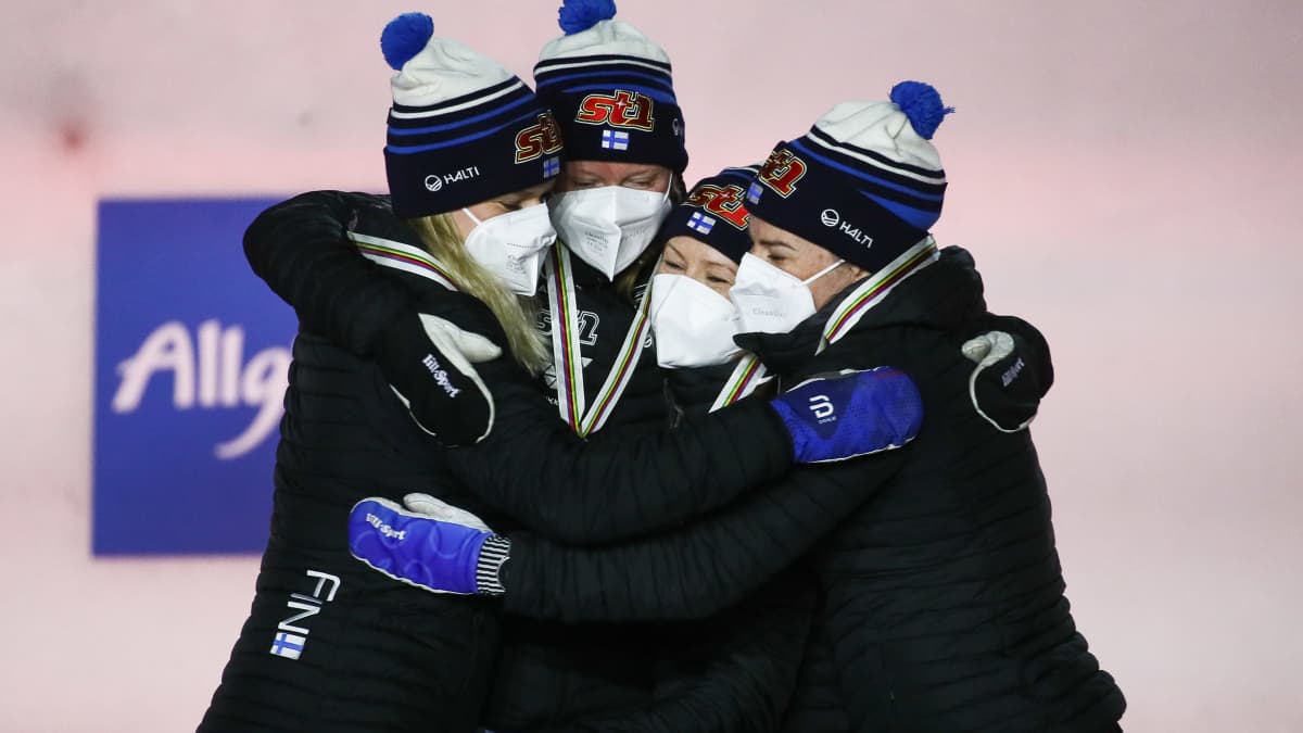 Suomen naisten viestinelikko palkintojenjaossa Oberstdorfin MM-hiihdoissa.