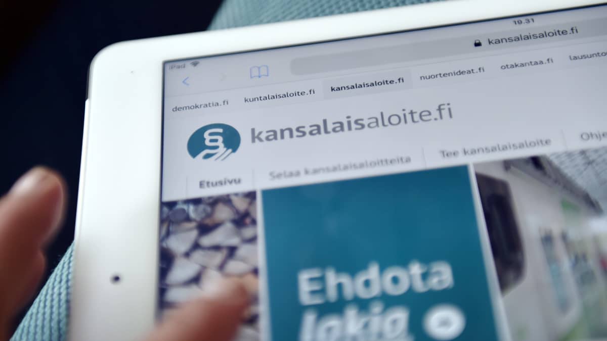 Kansalaisaloite.fi-palvelu tabletin ruudulla.
