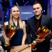 Emma Körkkö ja Tuomas Jussila valittiin kauden parhaiksi pesäpalloilijoiksi.