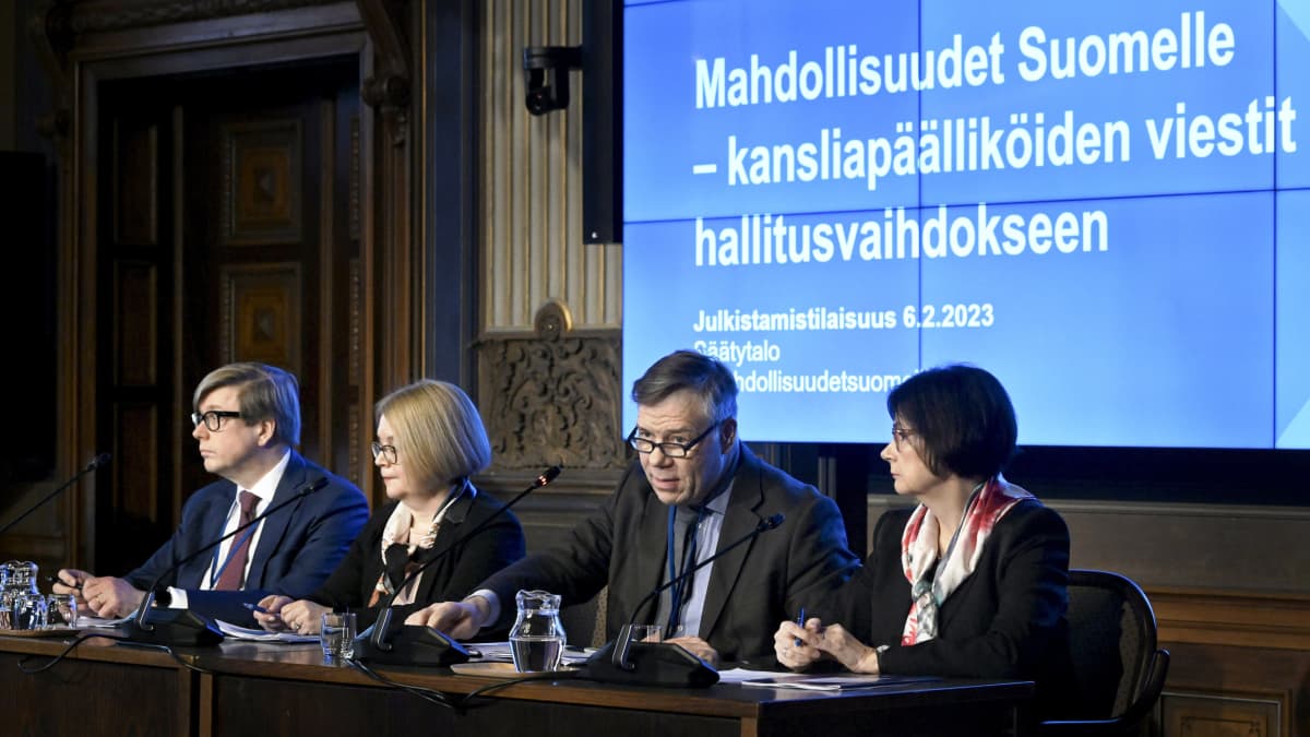 Jukka Salovaara, Minna Kivimäki, Juha Majanen ja Anita Lehikoinen tiedotustilaisuudessa.