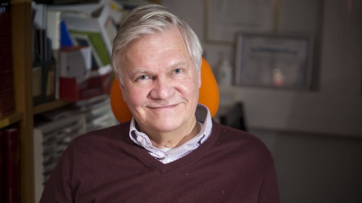 Professori Markku Partinen työhuoneessaan.