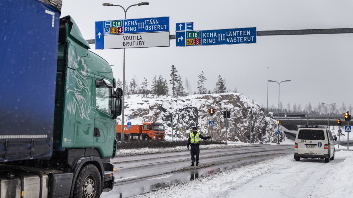 vanhempi konstaapeli Kimmo Savola tekee ratsiaa rekalle