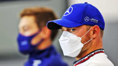 Valtteri Bottas ser fokuserad ut med ett ansiktsskydd framför munnen.