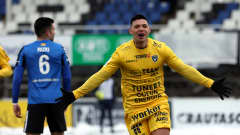 Michael Lopez tuulettaa AC Oulun johtomaalia FC Interiä vastaan huhtikuussa 2022.