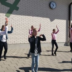 Kuvassa on Karhumäen oppilaita, jotka tanssivat JVG:n Frisbee-kappaleen tahtiin. 