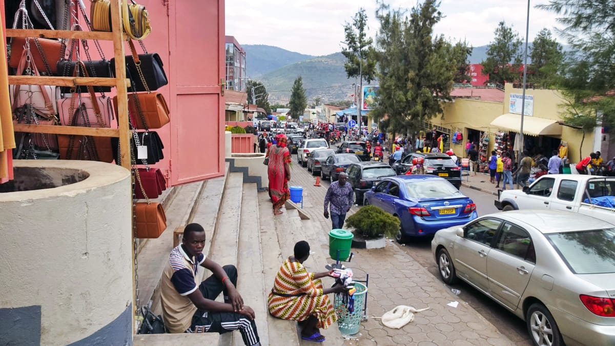 Ihmisiä kulkemassa kadulla Kigalissa Ruandassa