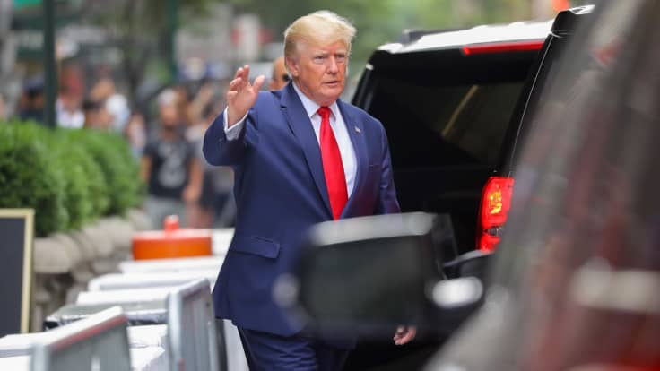 Entinen presidentti Donald Trump vilkuttaa kädellään lähtiessään Trump Towerista New Yorkissa.