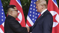 Historiallinen kädenpuristus. Kim Jong-un tapasi Yhdysvaltain presidentin, Donald Trumpin Singaporessa 12. kesäkuuta 2018.