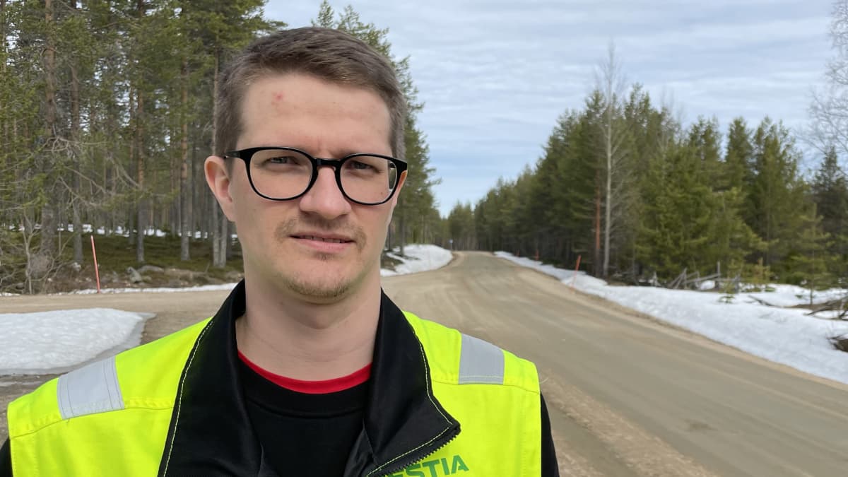 Destian työpäällikkö Henri Annala seisoo sorapäällysteisen Niesintien varrella Sodankylässä.