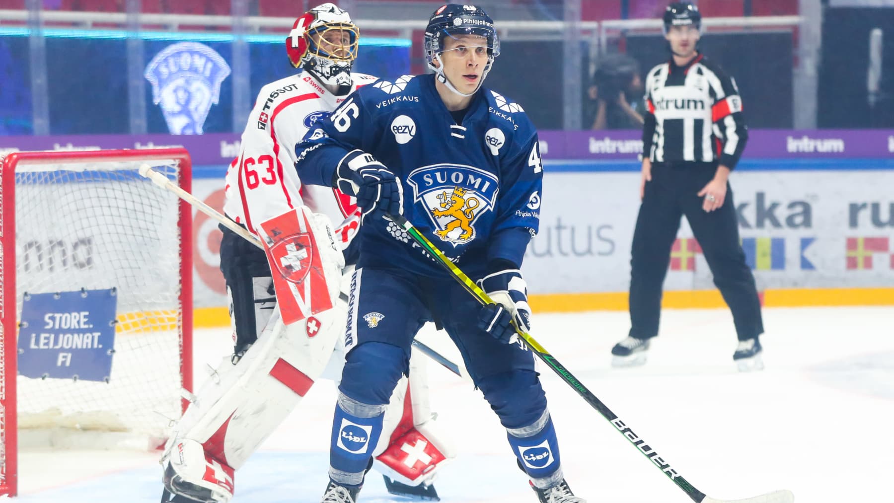Anrei Hakulinen maalin edessä Suomen maajoukkueen ottelussa Sveitsiä vastaan.