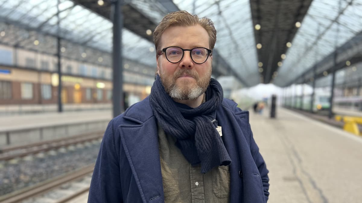 Matti Mäkeläinen seisoo Helsingin päärautatieaseman junalaiturilla.