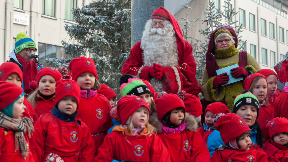 Joulupukki ja lapsia tonttuparaatissa Rovaniemellä