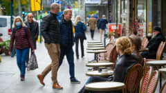 Ihmiset kävelevät Helsingin keskustassa.