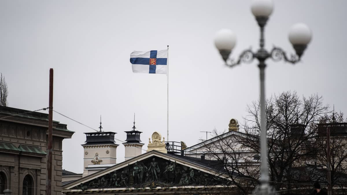 Suomen lippu liehuu Helsingissä 6. joulukuuta 2020.