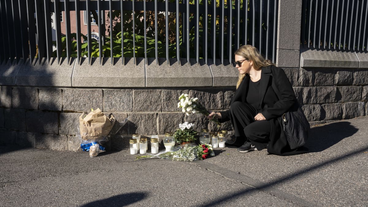 Suomalaiset ovat käyneet muistamassa kuningatarta Britannian suurlähetystön  edessä – kadulla neilikoita, liljoja ja ruusuja