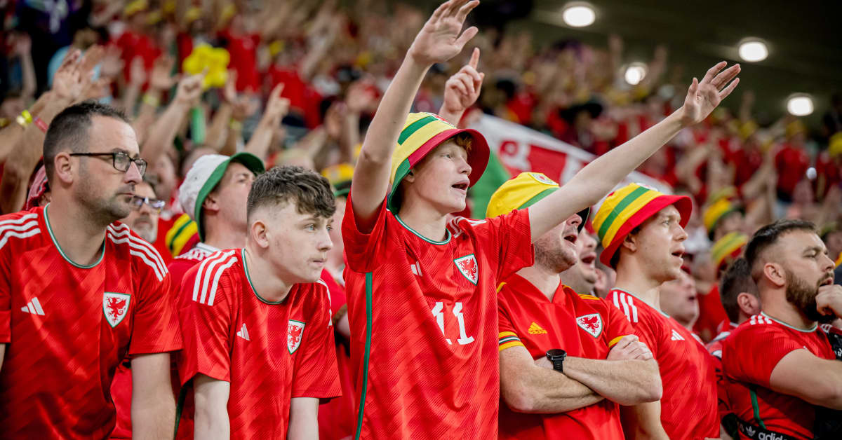 Sateenkaaren värit sallitaan jatkossa MM-kisastadioneiden katsomoissa – Walesin fanit saavat pitää omia värejään
