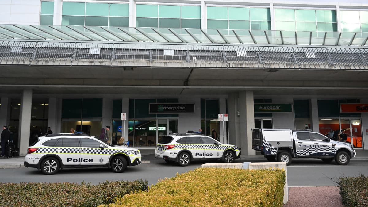 Poliisiautoja Canberran lentoaseman pääterminaalin edessä.