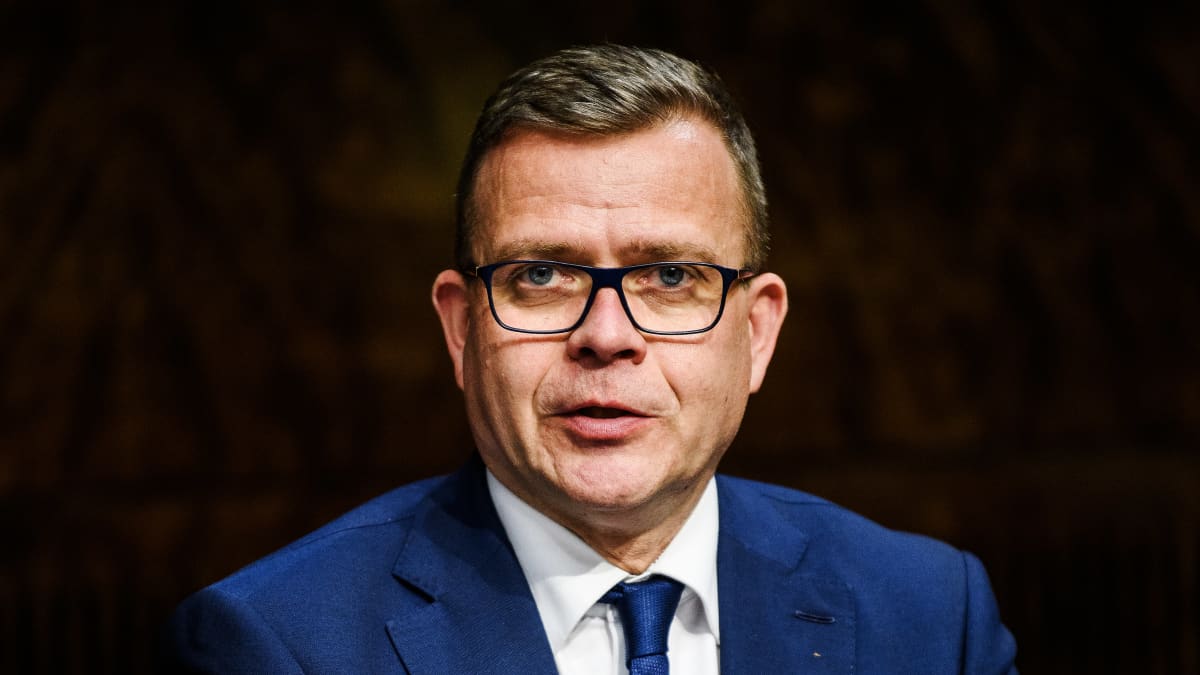 Petteri Orpo puhuu.