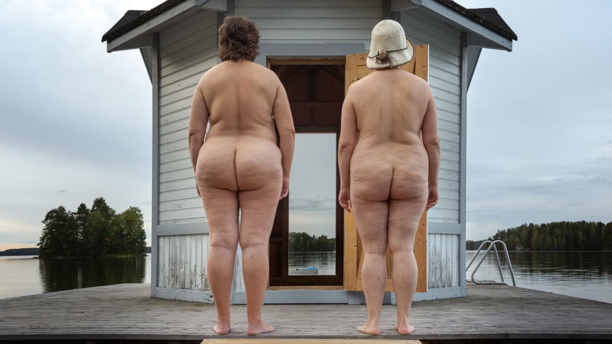 Kaksi keski-ikäistä naista alastomana laiturilla takaapäin kuvattuna. Perse, peilikuvia -kirjan kuvitusta. 