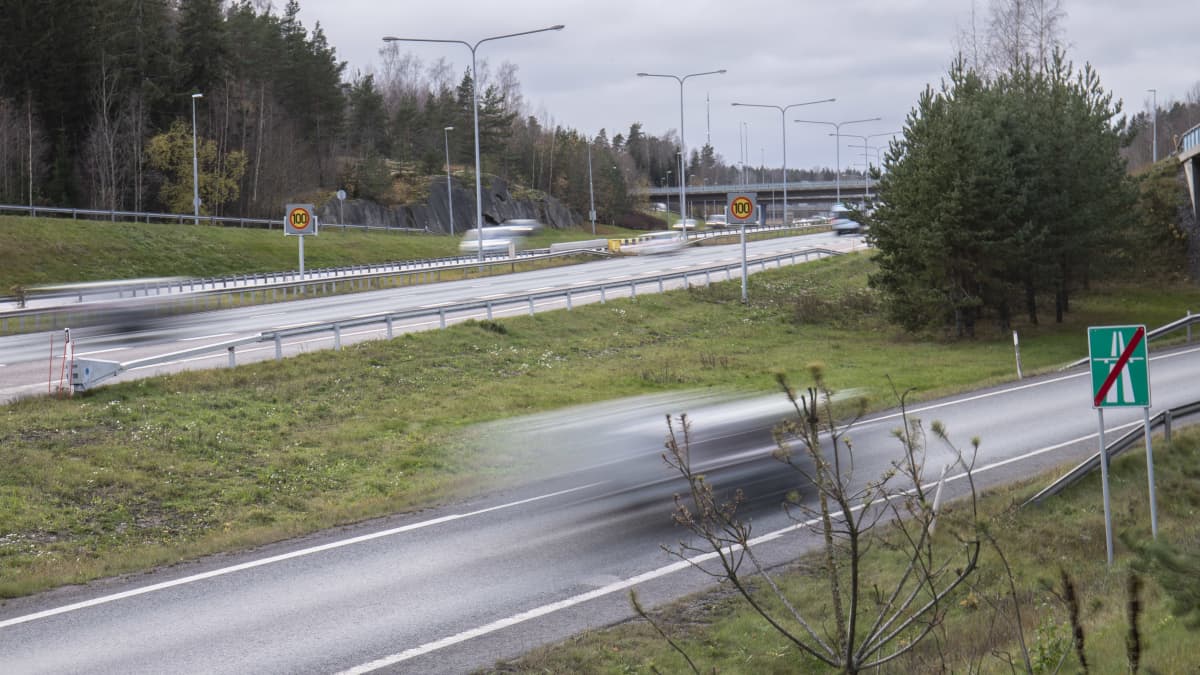 Liikennettä Turunväylällä Nihtisillan kohdalla.