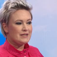 Laulaja ja säveltänä Eeppi Ursin Puoli seitsemän -ohjelman studiossa.