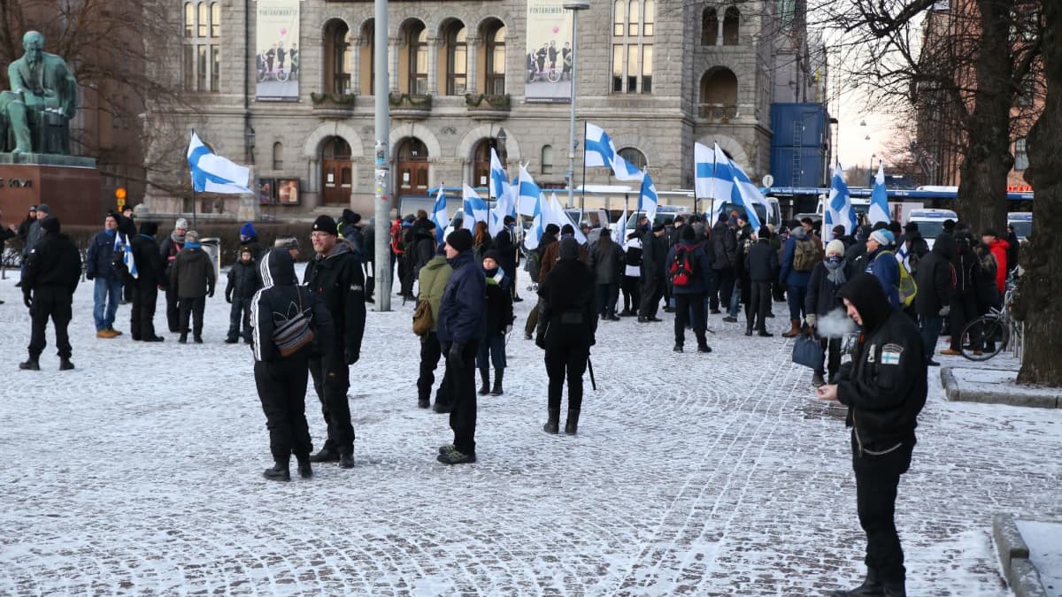 Suomi herää -liikkeen kulkue alkamassa Helsingin Rautatientorilla.