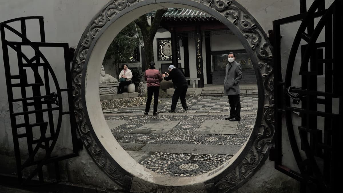 kiinalaisia vanhuksia ottaa kuvia toisistaan puistossa
