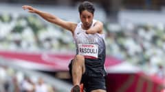 Afganistanin Hossain Rasouli hyppäämässä pituutta Tokion paralympialaisissa 31.8.2021.