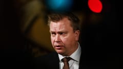 Antti Kaikkonen puhuu medialle.
