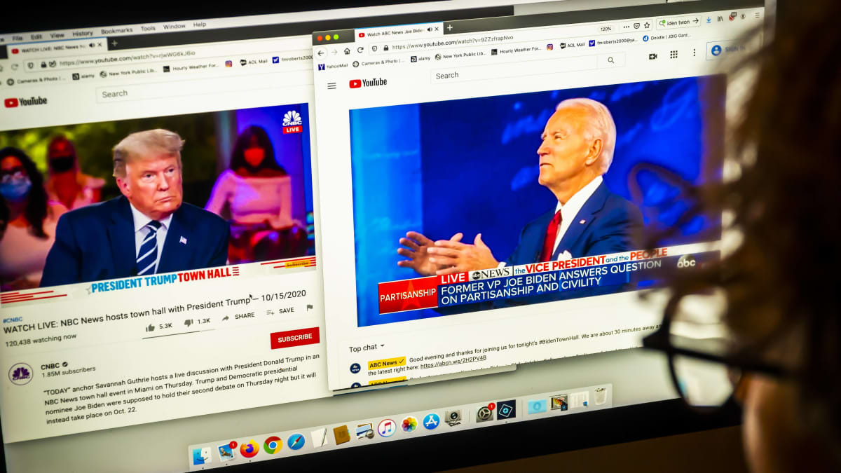 Tietokoneen näytöllä näkyy kaksi eri videota television samanaikaisista vaaliohjelmista. Toisessa on Donald Trump ja toisessa Joe Biden. 