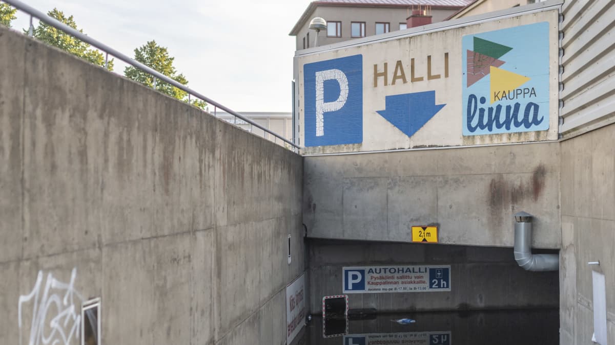 Jethro Rostedtiinkin yhdistetty kauppakeskus Kauppalinna rapistuu Savonlinnan keskellä ilkivallan vuoksi.