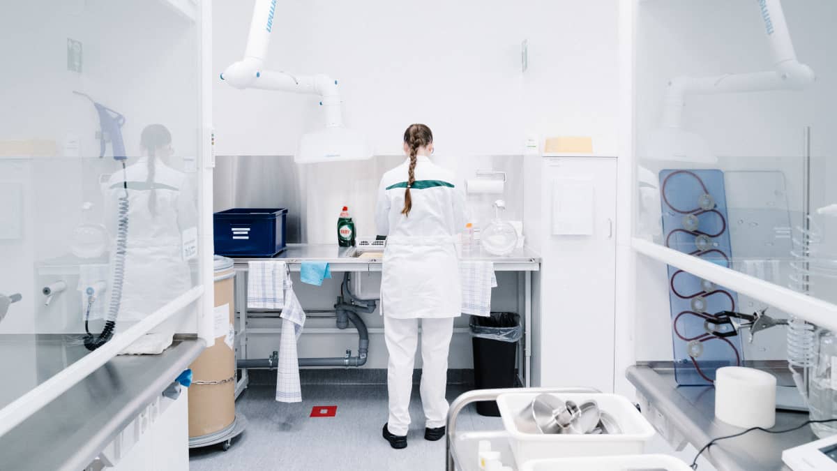 Työntekijä Orionin laboratoriossa Mankkaalla Espoossa, jossa kootaan ja pakataan inhalaattoreita.