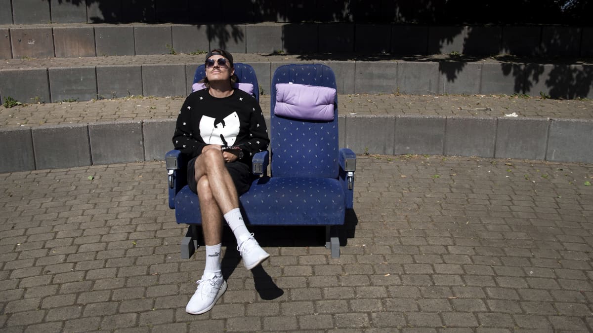 Sakke Aalto istuu junanpenkillä Tervasaaressa.