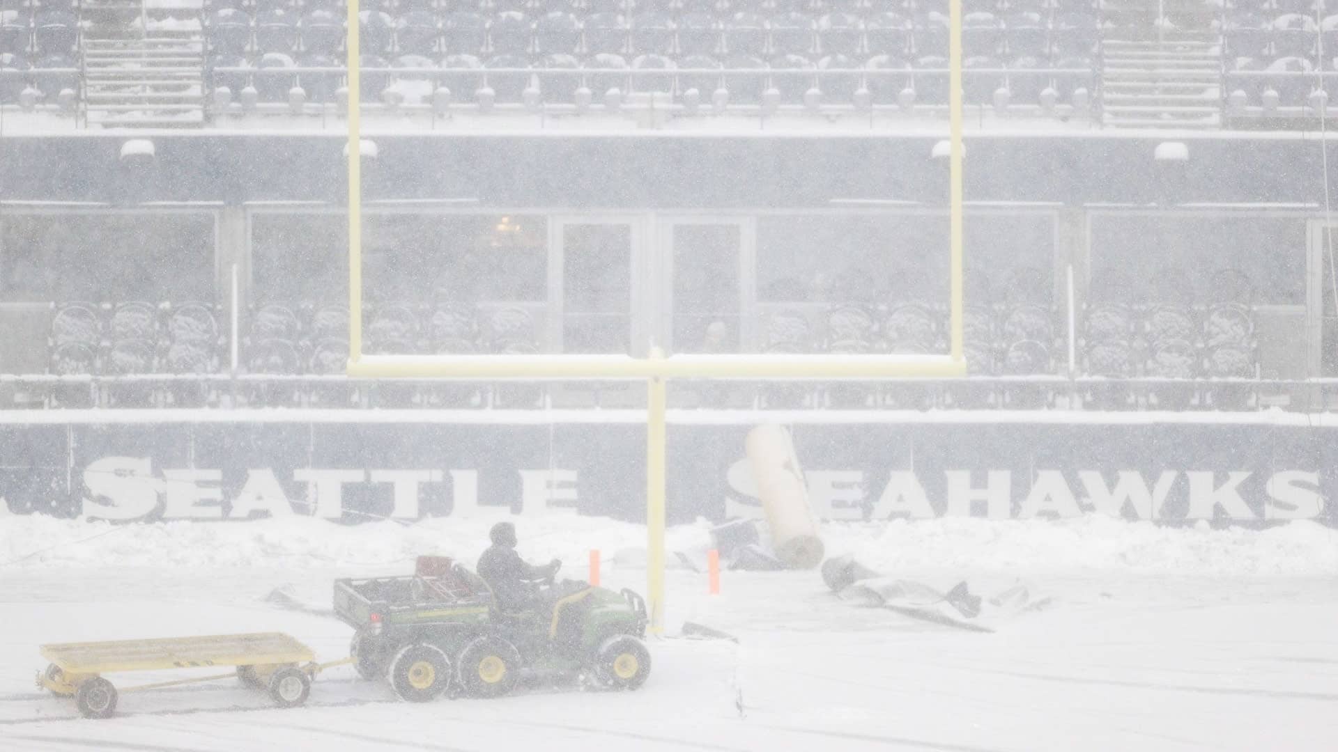 Jalkapallostadionilla aurataan lunta ennen ottelun alkua Seattlen kaupungissa Yhdysvalloissa.
