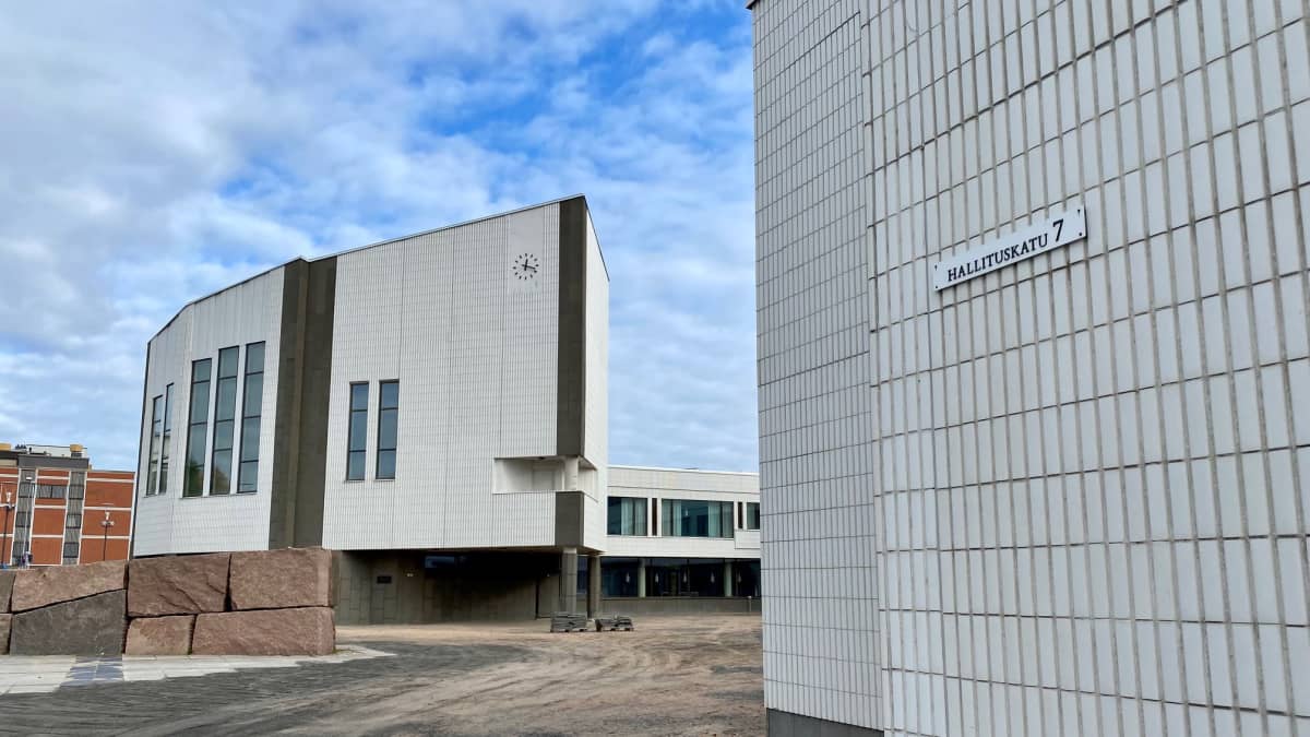 Rovaniemen kaupungintalo, pilvinen taivas. 