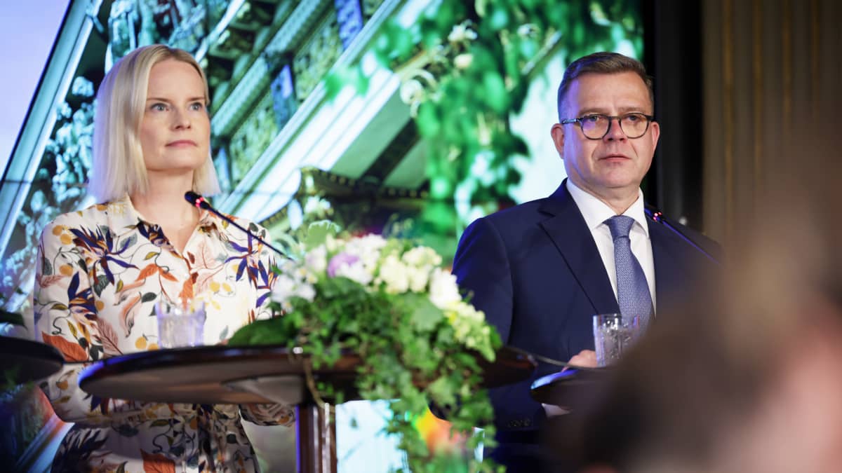 Riikka Purra (ps) ja Petteri Orpo (kok.) uuden hallitusohjelman tiedoitustilaisuudessa Säätytalolla 16. kesäkuuta. 