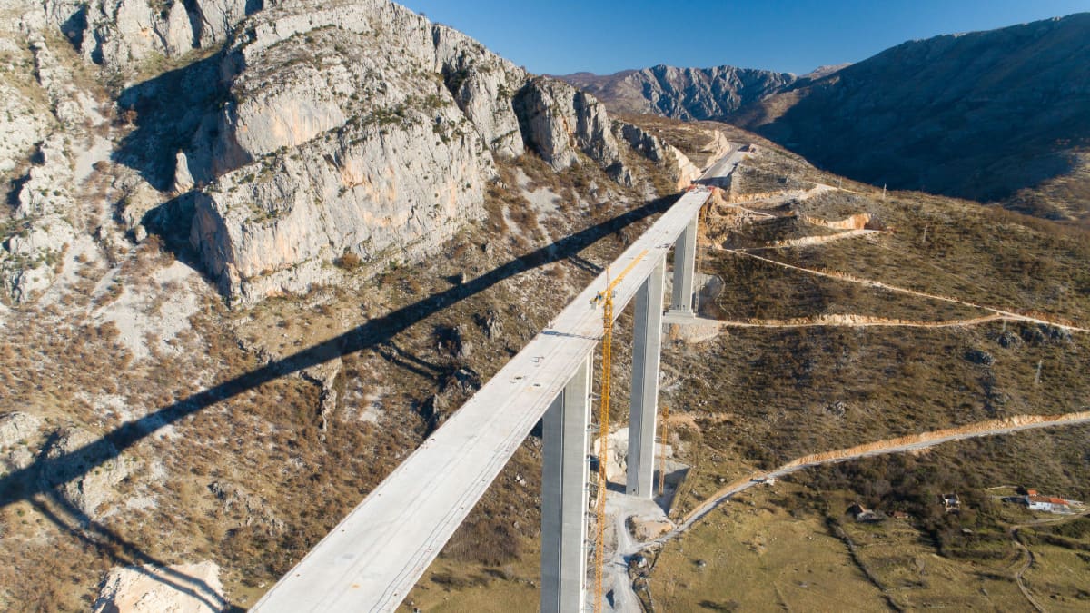 Montenegrossa rannikolta Serbian rajalle kulkevaa uutta valtatietä rakennettiin vaikeakulkuisessa vuoristossa vuonna 2020.