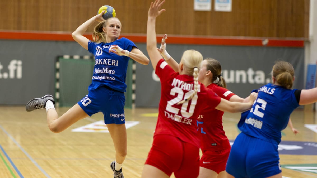 Mia Åstrand spelar handboll.