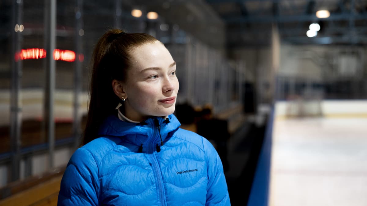 Jääkiekkoilija Sanni Rantala Riihimäen jäähallin vaihtoaitiossa.