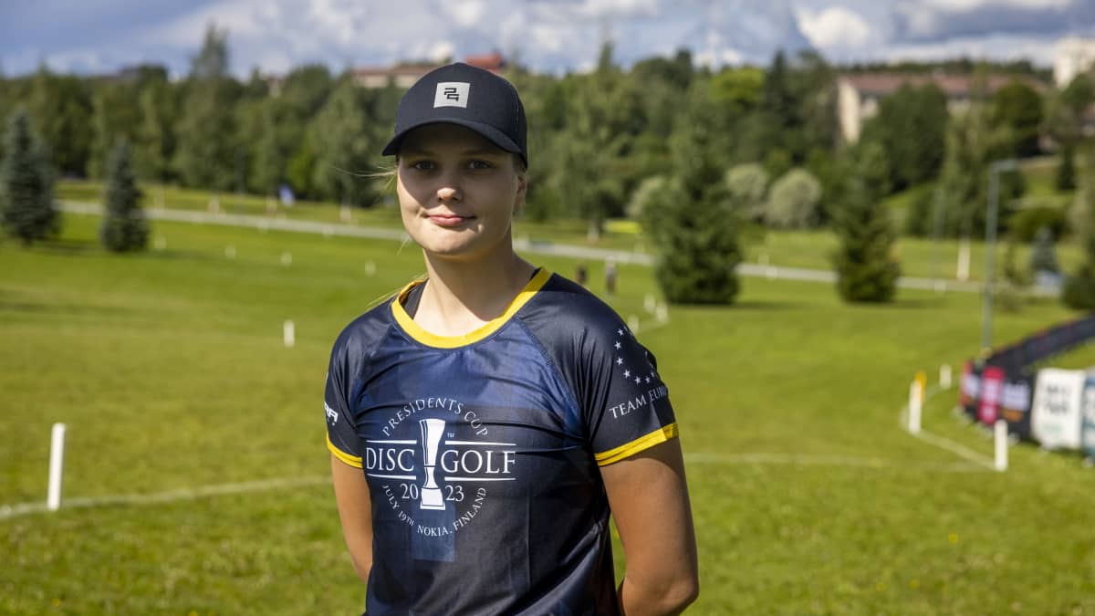 Frisbeegolf- ammattilainen Henna Blomroos.