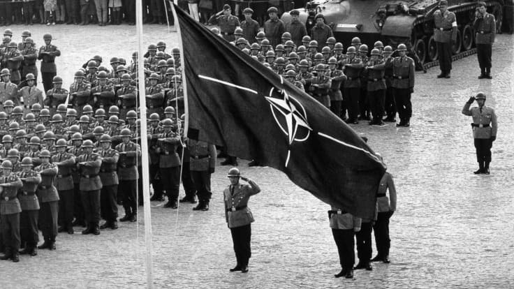 Nato lippua nostetaan Saksassa vuonna 1965.