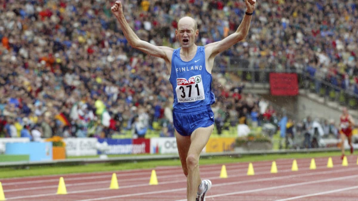Janne Holmén tuuletti maratonin Euroopan mestaruutta Münchenin olympiastadionilla vuonna 2002.