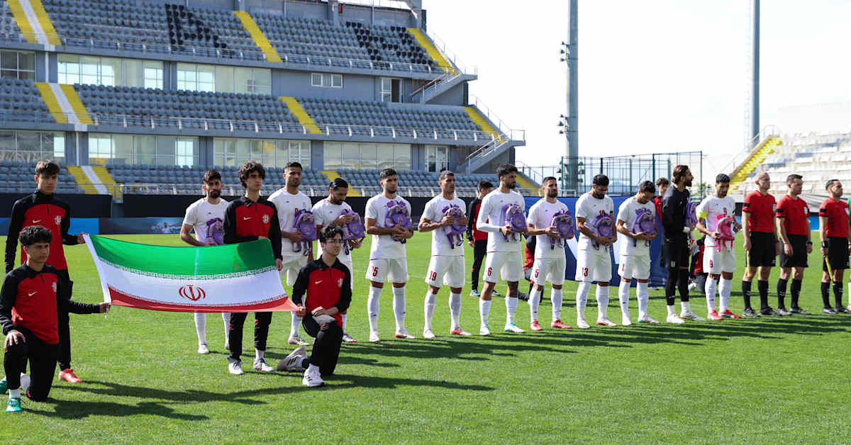 Iranin jalkapallomiehet pitivät reppuja ja surunauhoja – protesti tyttökoulun hyökkäyksen vuoksi