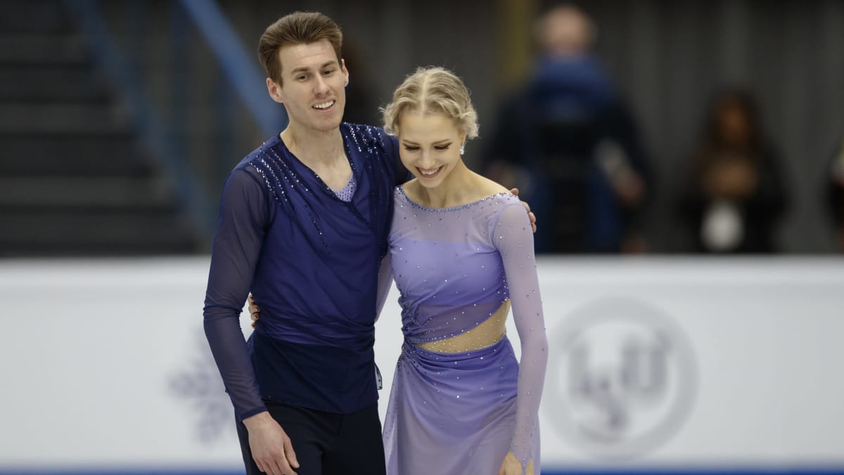 Matthias Versluis ja Juulia Turkkila hymyilevät jäällä suorituksensa jälkeen.