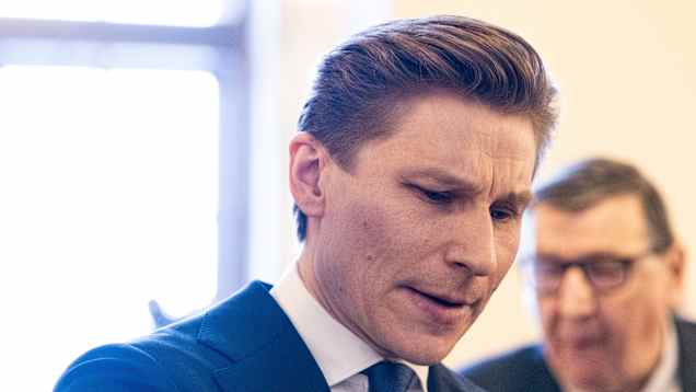 Antti Häkkänen eduskunna valtiosalissa.