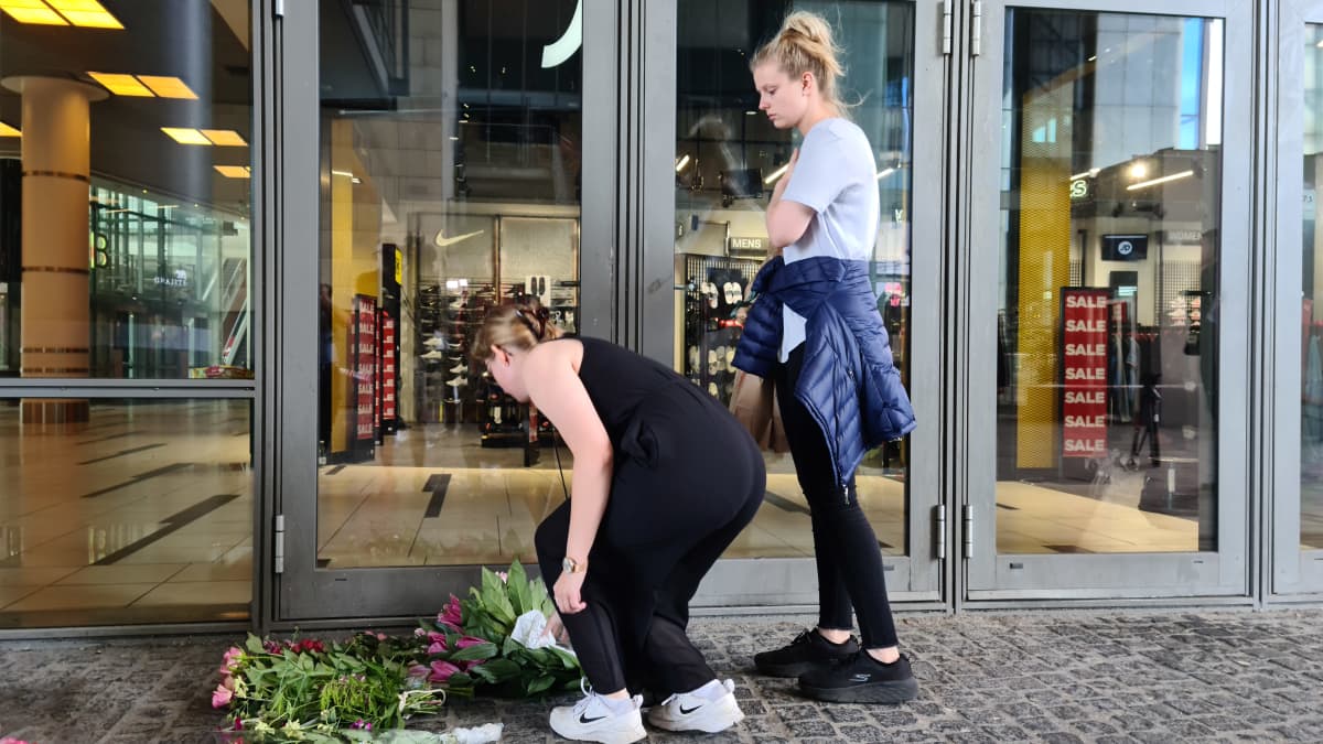 Sunnuntaisen joukkoammuskelun järkyttämiä kööpenhaminalaisia saapui Field's-ostoskeskuksen luo maanantaina tuomaan kukkia uhreille.