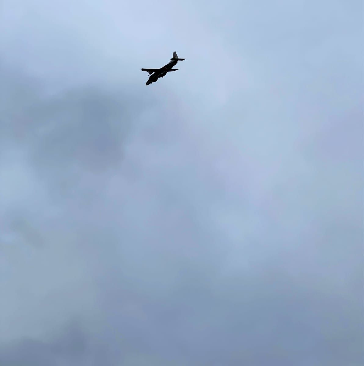 Dornier-lentokone lentää taivaalla.
